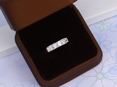 Igényes csillogó kőberakásos ezüst-ródium gyűrű