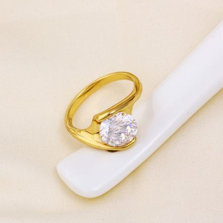 Elegáns aranyozott gyűrű kristállyal