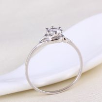 Különleges ezüst-ródium gyűrű fehér kővel